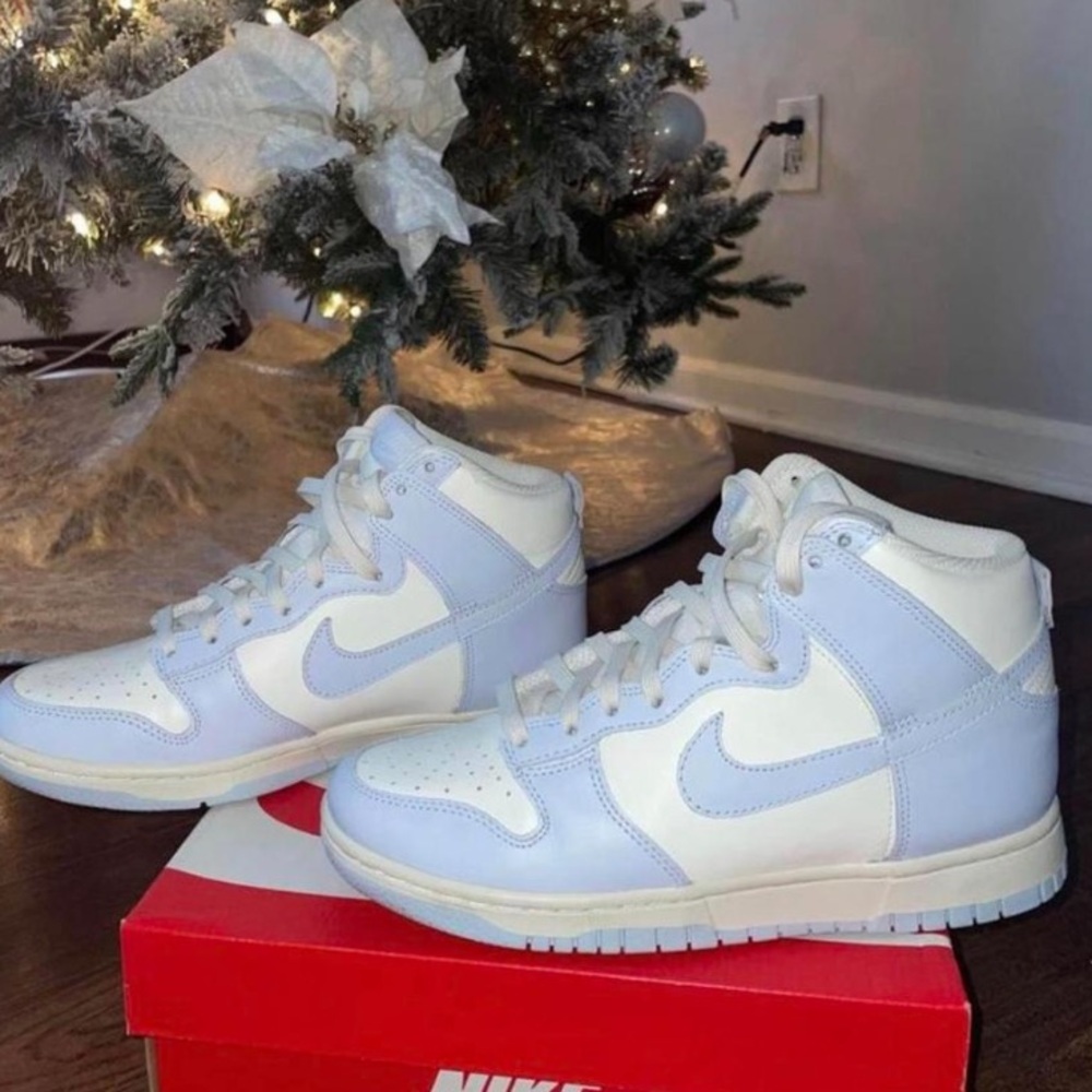 Woman’s dunks high